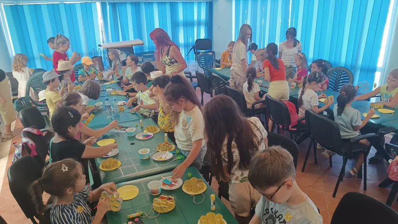 33 de copii gălățeni, incursiune în viața uimitoare a albinelor