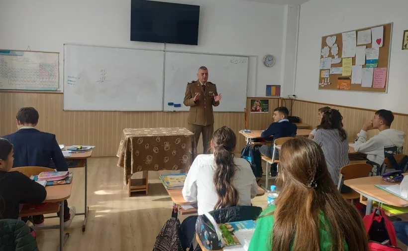 Elevi de gimnaziu din Tecuci și Cosmești, întâlnire cu reprezentanții Centrului Militar Județean