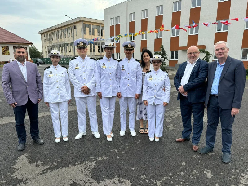 Cinci studenți ai Facultății de Arhitectură Navală, absolvenți ai Academiei Navale „Mircea cel Bătrân”