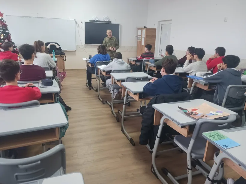 Centrul Militar Județean continuă vizitele de informare la școlile din Galați
