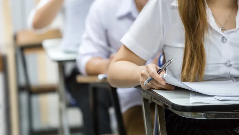Bani de la Guvern pentru absolvenții cu media 10 la Evaluarea Națională și la Bacalaureat