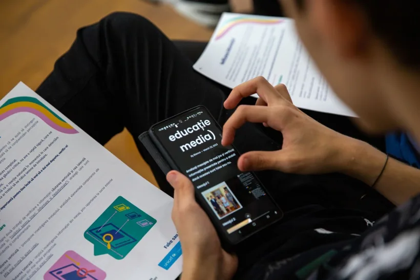 385 de locuri disponibile pentru cursul online destinat profesorilor care vor să predea educație media digitală