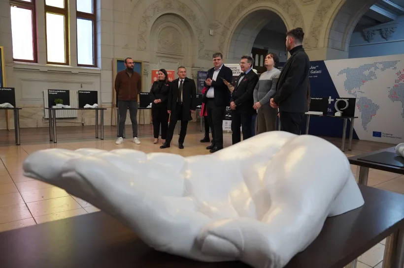 „Machete și prototipuri de mobilier stradal”, o expoziție inedită la Universitatea „Dunărea de Jos” din Galați